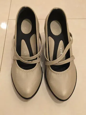 Re:getA 베이지 스트랩 웨지힐 펌프스