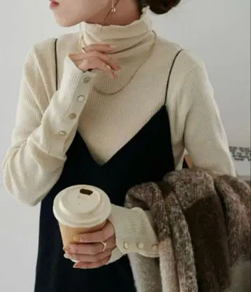 [ 컨디션 최상 ] DISCORT 리브 소매 버튼 터틀 아이보리