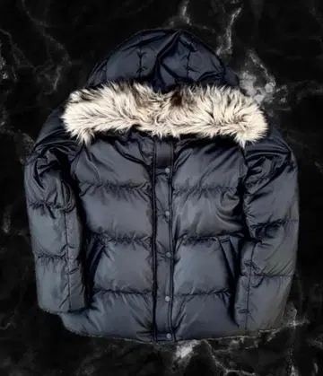 퍼 달린 블랙 다운 자켓