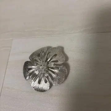 트리파리 브로치