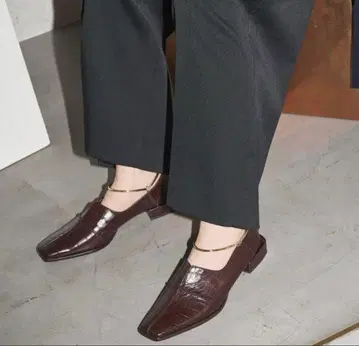 LE TALON 가죽 스퀘어 크로스 심 앵클 플랫 24.5