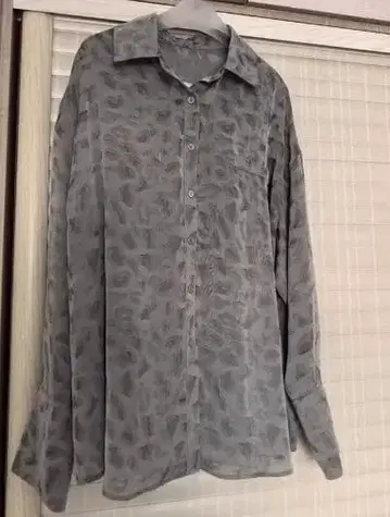 그레이 패턴 긴팔 셔츠