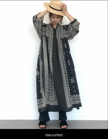 자수 장식 다크 그레이 긴팔 롱 원피스