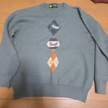 그레이의 [ Bear ] 자수 크루넥 스웨터