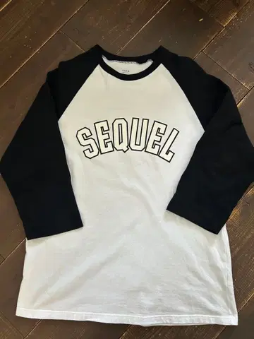 SEQUEL 래글런 슬리브 티셔츠