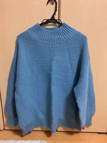 라이트 블루 하이넥 니트