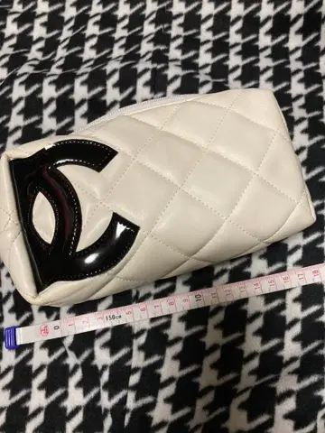 DC 로고 화이트 퀼팅 파우치