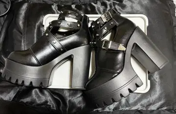 버클 스파이크 장식 지퍼 백 플랫폼 청키힐 부츠