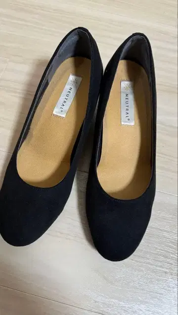 NEUTRAL 블랙 펌프스 23.5 EEE