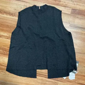 미사용품 FAVORI 슬리브리스 니트 다크 그레이 백 버튼 포함