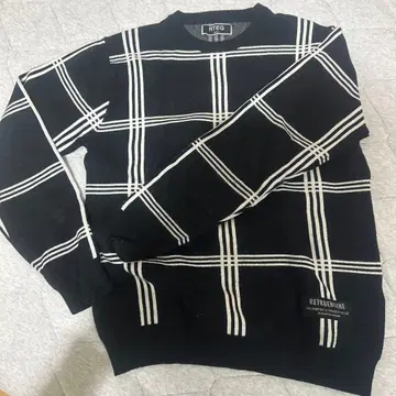 아담스 저글러 체크 무늬 니트 스웨터