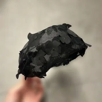 블랙 플라워 모티브 머리띠