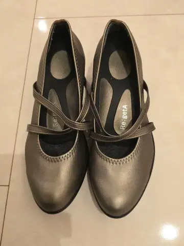 메탈릭 오크 그레이 스트랩 웨지힐 펌프스