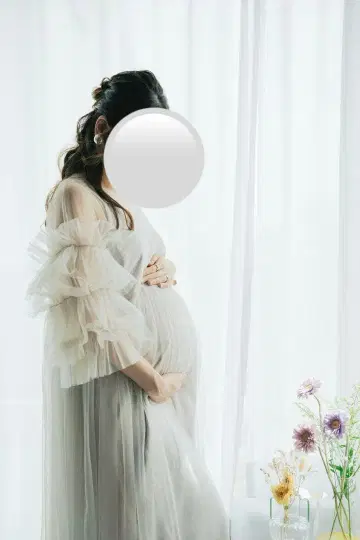 마터니티 사진 프릴 달린 그레이 쉬폰 원피스