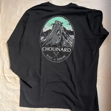 CHOUINARD 블랙 롱 슬리브 T셔츠