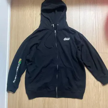 블랙 후드티 Good 자수 왼쪽 소매 메시지