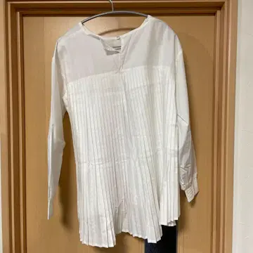 미사용품 화이트 플리츠 디자인 긴팔 셔츠