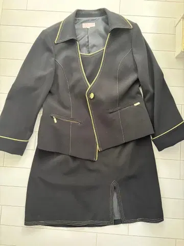 블랙 수트 골드 라인