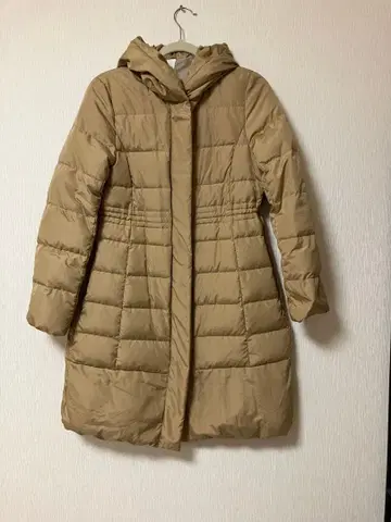 쿠미쿄쿠 후드 부착 베이지 퀼팅 롱 코트