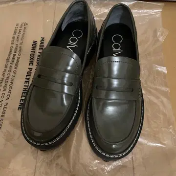 Calvin Klein 통굽 로퍼 올리브 그린