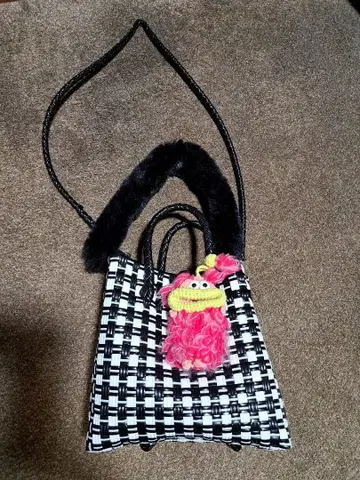 블랙 화이트 플라 체크 바스켓백 퍼 마스코트 포함