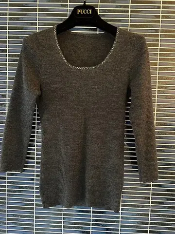 FAVEUR 비쥬 장식 울 100% 긴팔 니트 그레이