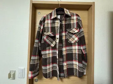 브라운 계열 체크 무늬 플란넬 셔츠