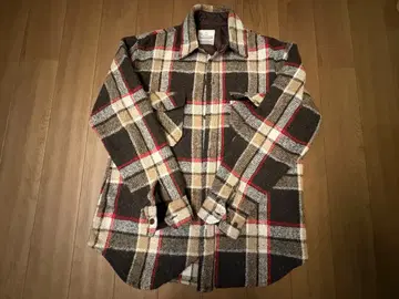 브라운 계열 체크 무늬 플란넬 셔츠