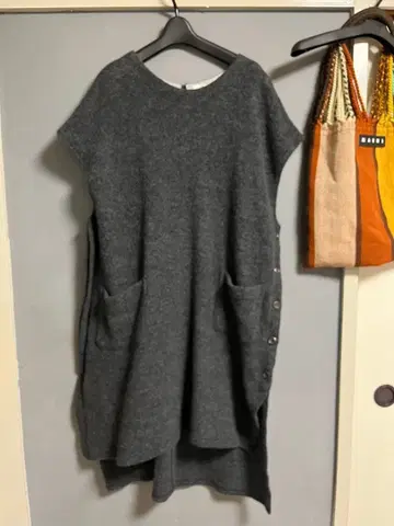 아코레 오라라 민소매 니트 원피스 다크 그레이