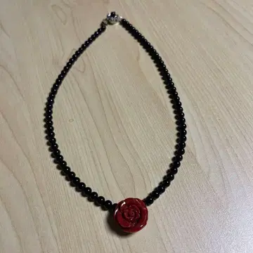 블랙 비즈 빨간 장미 목걸이