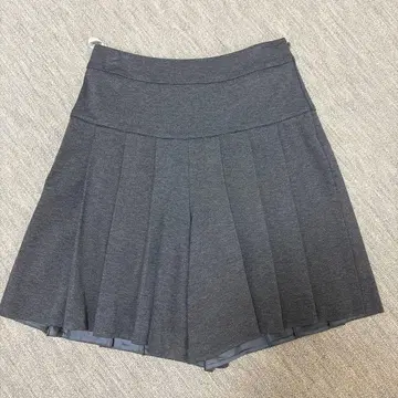 AUSTIN REED 다크 그레이 플리츠 하프 팬츠