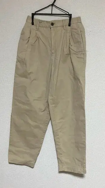 GAP 베이지 치노 팬츠 백 포켓 부착