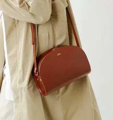 A.P.C 하프문 숄더백 브라운