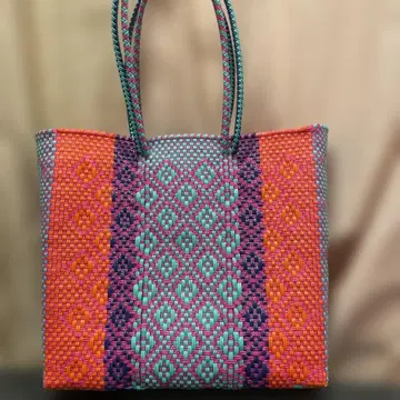 컬러풀한 기하학 패턴의 바스켓백 메르카도백