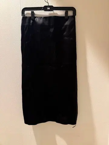 RICHMOND 블랙 타이트 스커트 밑단 조임 디자인