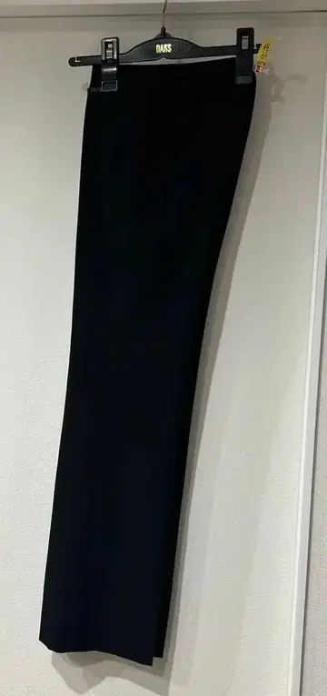 DAKS 블랙 센터 프레스 슬랙스 38