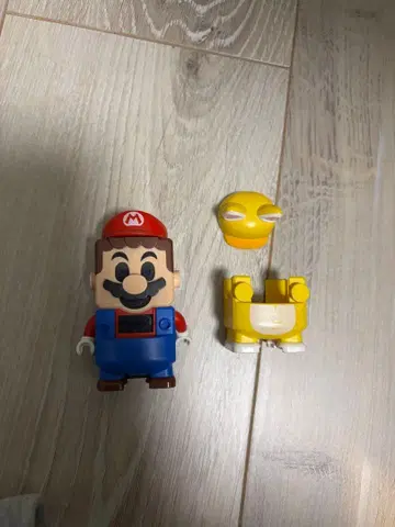 마리오 피규어와 블록 부품 세트