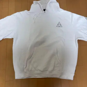 화이트 후드 부착 후드티 삼각형 디자인