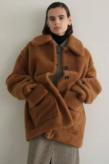 CLANE RIDGE POCKET BOA OVER COAT 브라운
