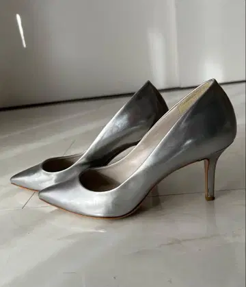 긴자 카네마츠 새상품급 24cm 실버 하이힐