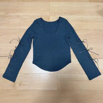 리본 포함 상의 moussy