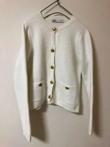ZARA 골드 버튼 화이트 니트 가디건