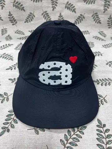 네이비 도트 무늬 자수 캡