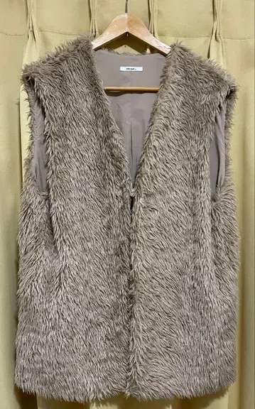 베이지 퍼 슬리브리스 베스트