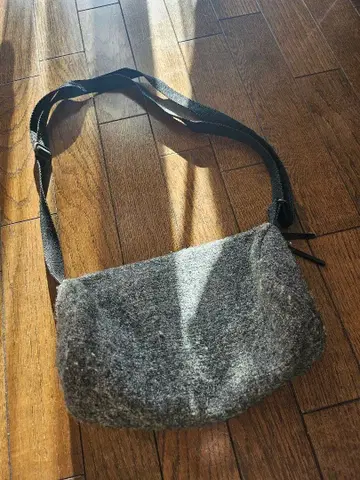 홈스펀 그레이 숄더백 패브릭