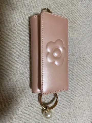 마리콴트 엠보싱 데이지 펄 키케이스 펄 핑크