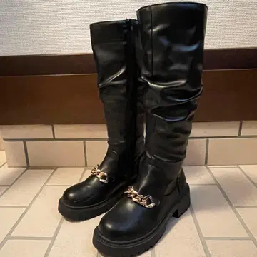 블랙 롱 부츠 체인 디테일 포함