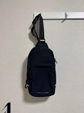 TOMMY HILFIGER 네이비 바디백