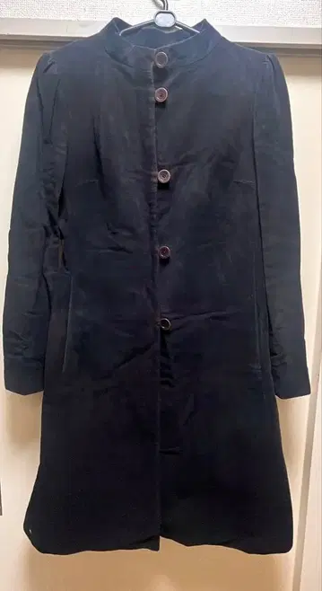 Tocca 블랙 롱 코트 버튼 스탠드 카라