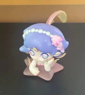 보라색 캐릭터 피규어 별 모양 받침대 포함